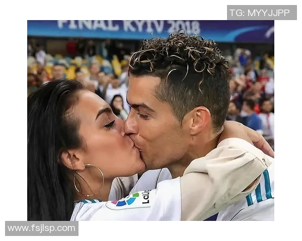 阳光海岸上的浪漫时刻足球明星与女友共享游艇奢华生活